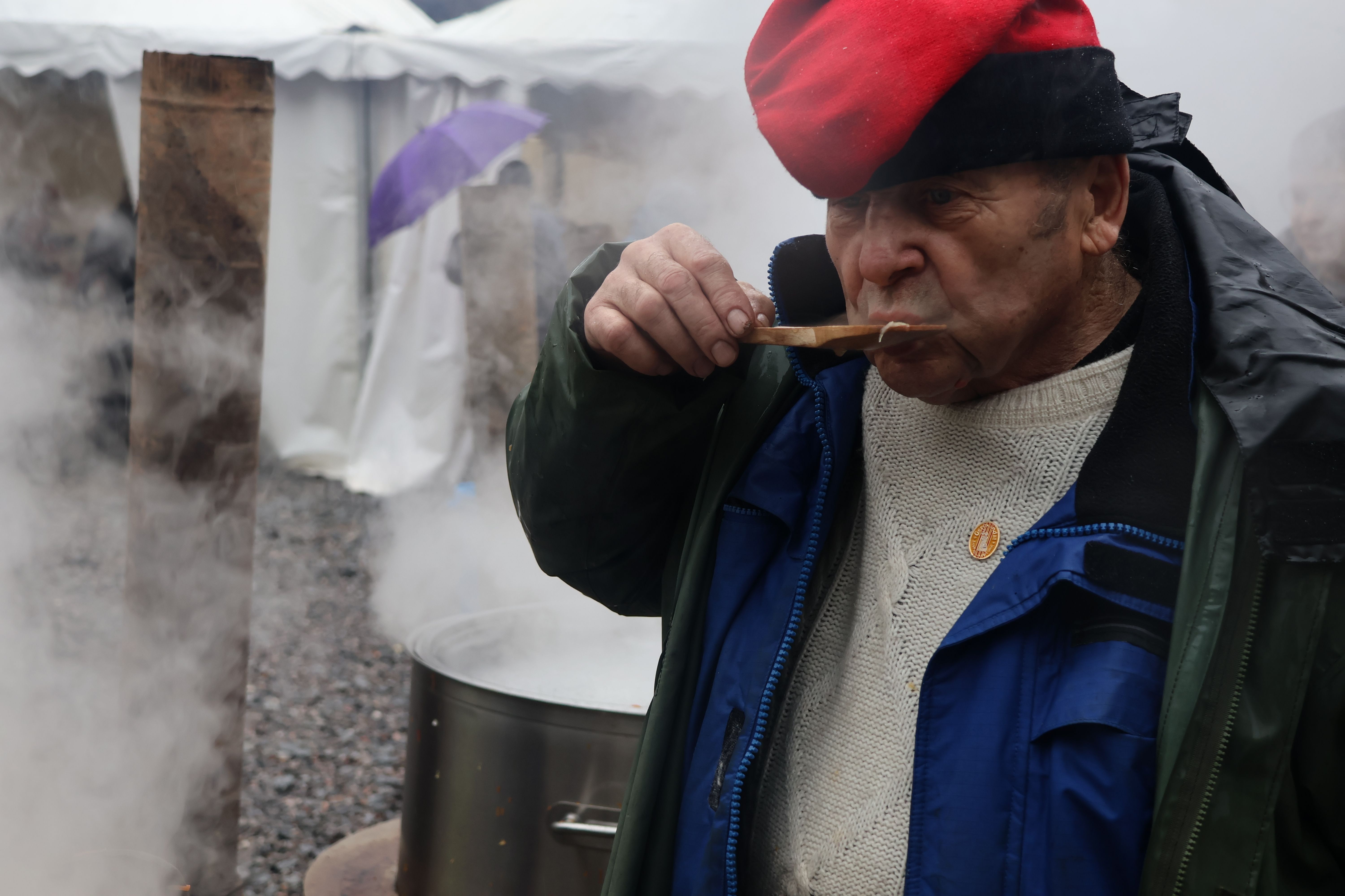 L'escudellaire major, Pere Obiols, provant l'escudella | FOTO: I.M. (ANA)