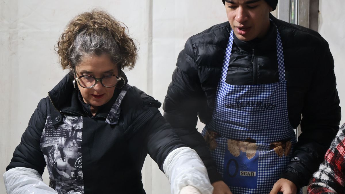 La Meritxell i en Jesús tallant carn per l'escudella