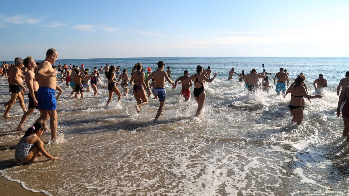 Primer bany del 2026 a la platja a Torredembarra   FOTO Ladan Loukzadeh Ajuntament de Torredembarra