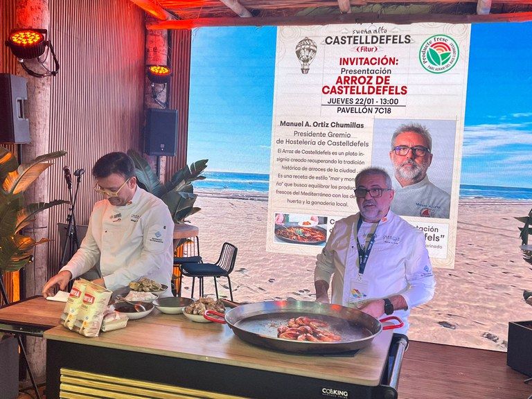 Manuel Ángel Ortíz Chumillas i Mingo Morillas preparen l'Arròs de Castelldefels