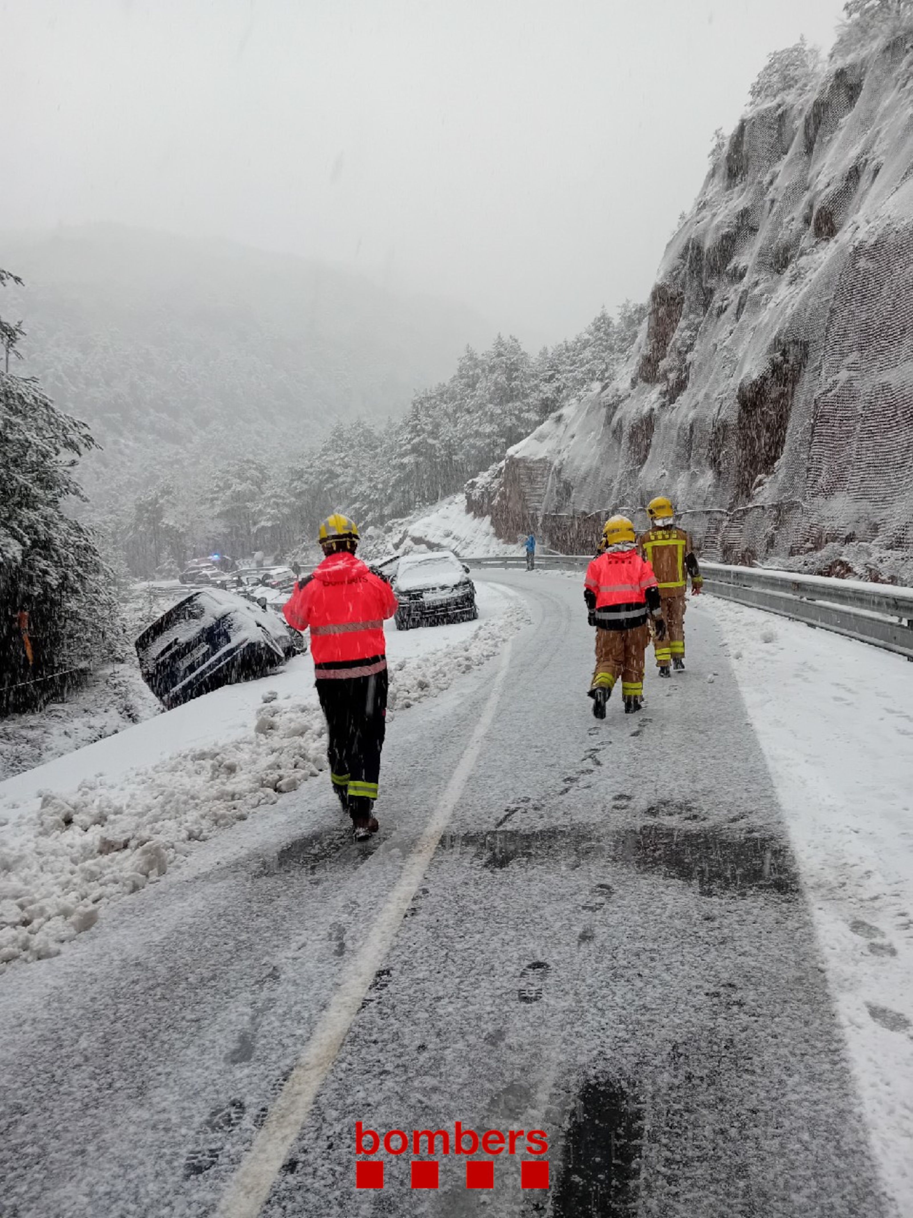 Bombers de la Generalitat al punt de la C 462 on han quedat diversos vehicles atrapats per la neu
