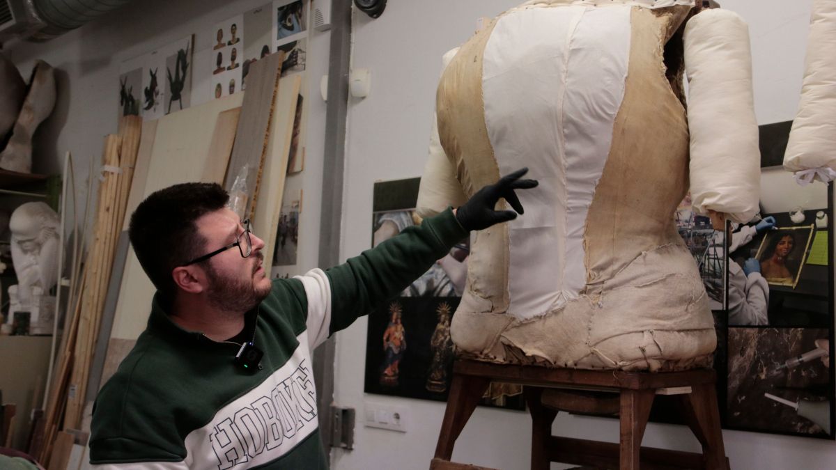 El gerent del Taller Avall, Aleix Alvarez, mostra els cossos dels gegants vells de l'Arboç