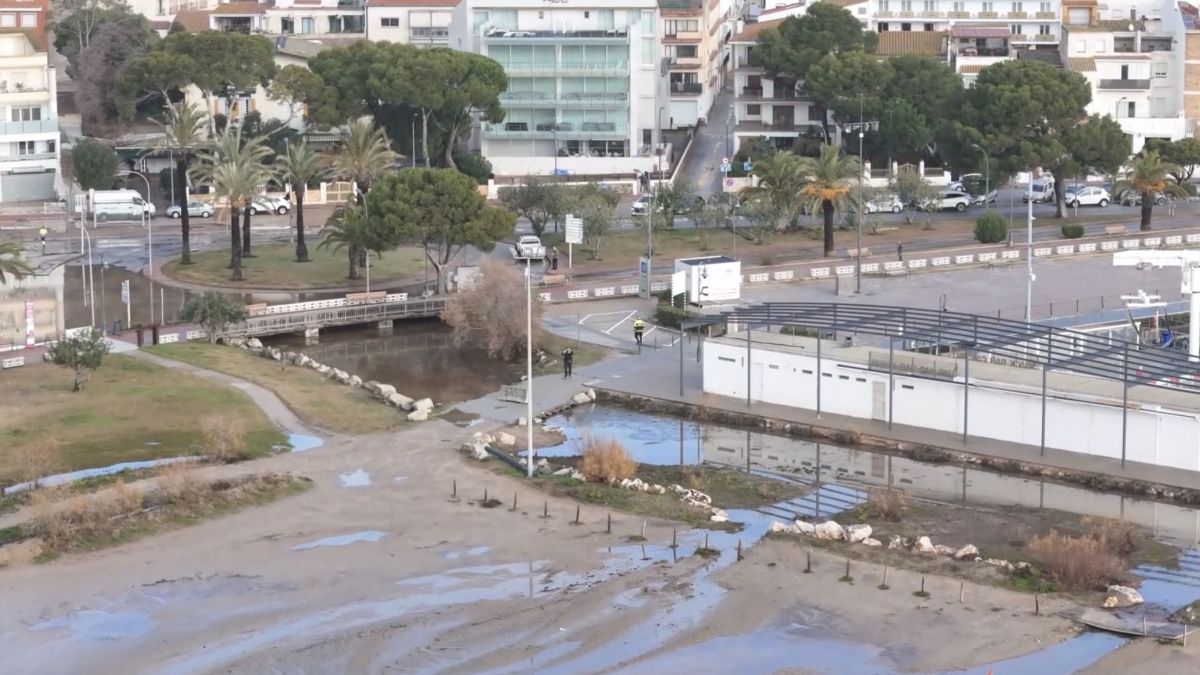 La platja gran de l'Estartit amb una de les principals vies d'accés inundada en una de les imatges capturades pel dron de la Policia Local de Torroella de Montgrí