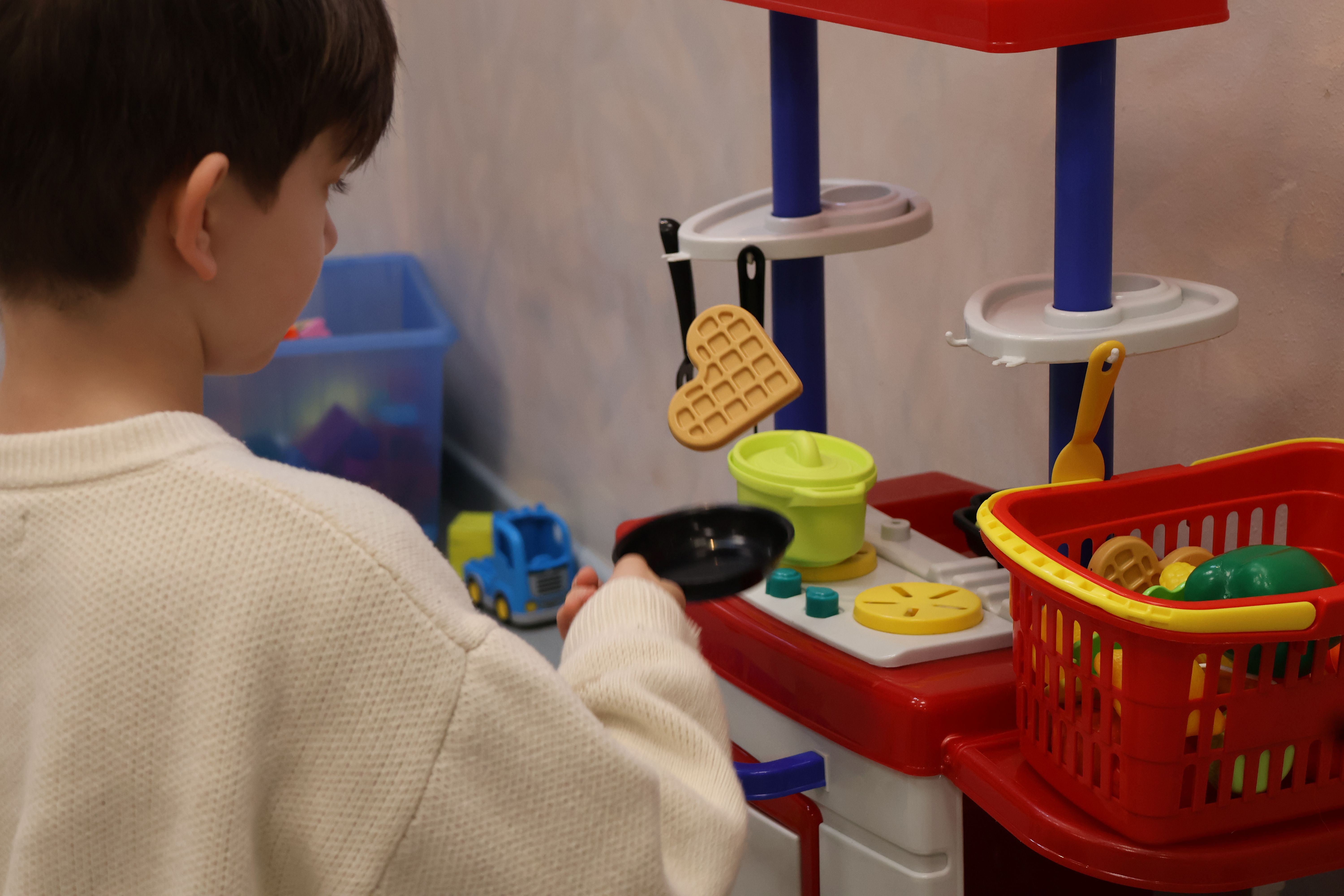 Un infant jugant al nou espai d'esbarjo a la Cortinada | FOTO: I.M. (ANA)