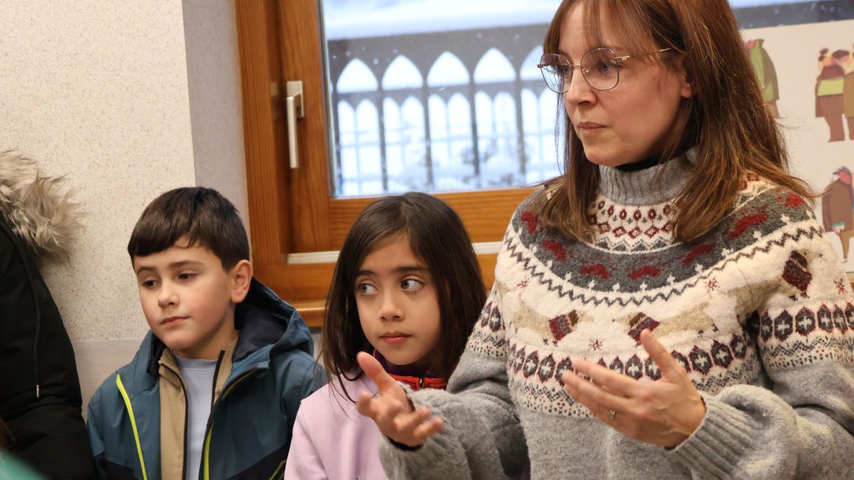 La consellera d’Educació, Cultura, Joventut i Benestar Social, Mònica Armengol, al nou espai d'esbarjo a la Cortinada