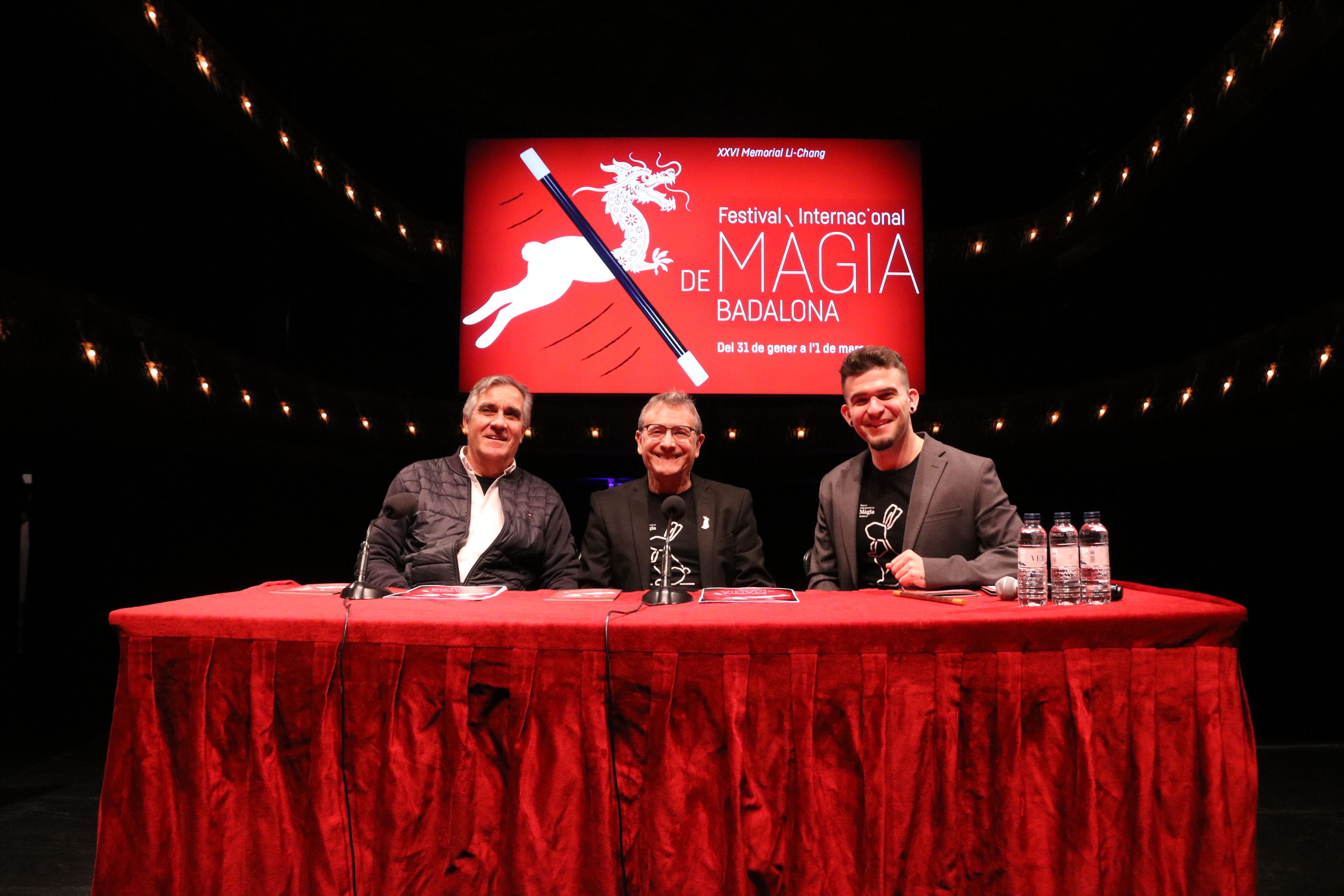 L'il·lusionista Xavier Tapias, el director artístic del Festival Internacional de Màgia de Badalona, Enric Magoo, i el mag Álvaro Cortés.
