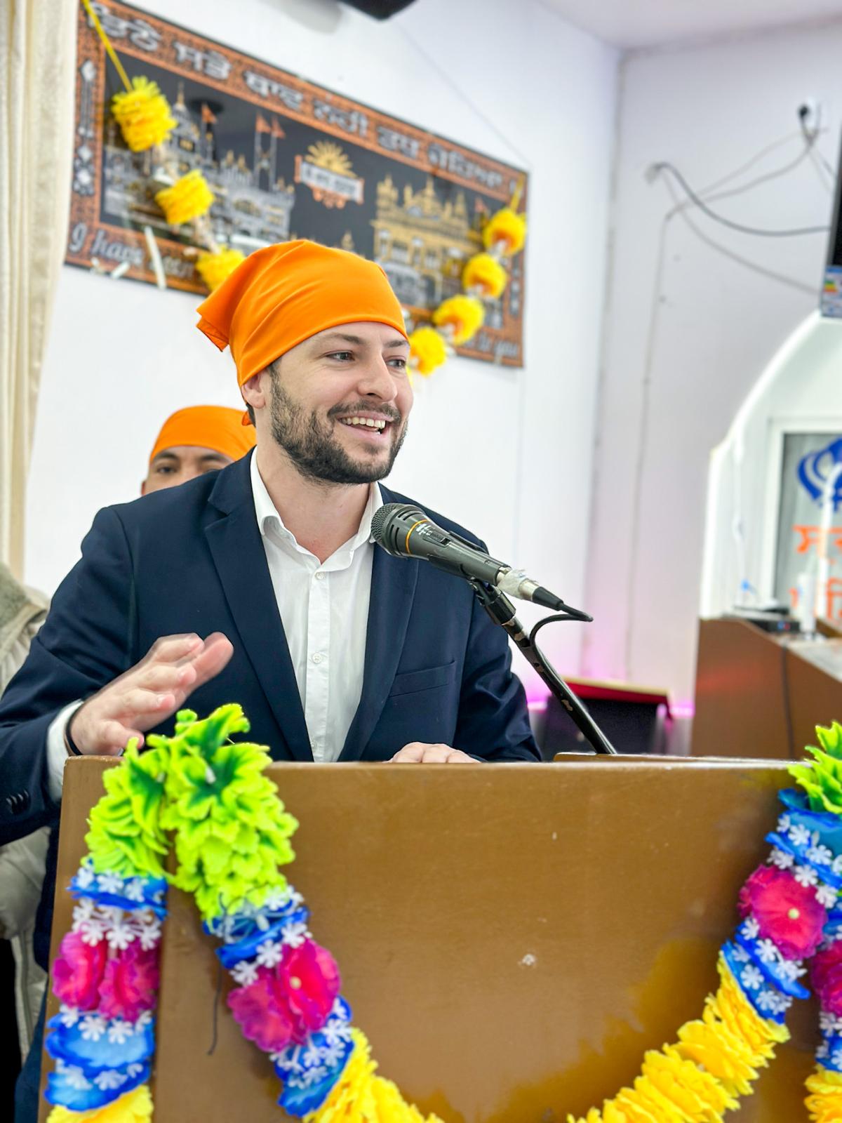 L'alcalde de Lloret, Adrià Lamelas, presenta el calendari interreligiós 2026