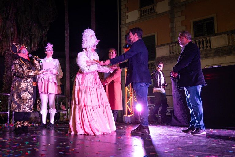 L'alcalde lliura el bastó de comandament a la Reina Carnestoltes (2025)