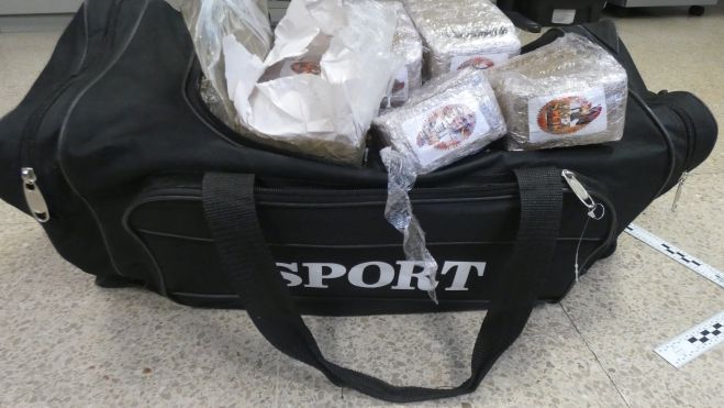 Els Mossos aturen un cotxe a l'AP 7 a Agullana, en revisen la roda de recanvi i s'emporten una bona sorpresa