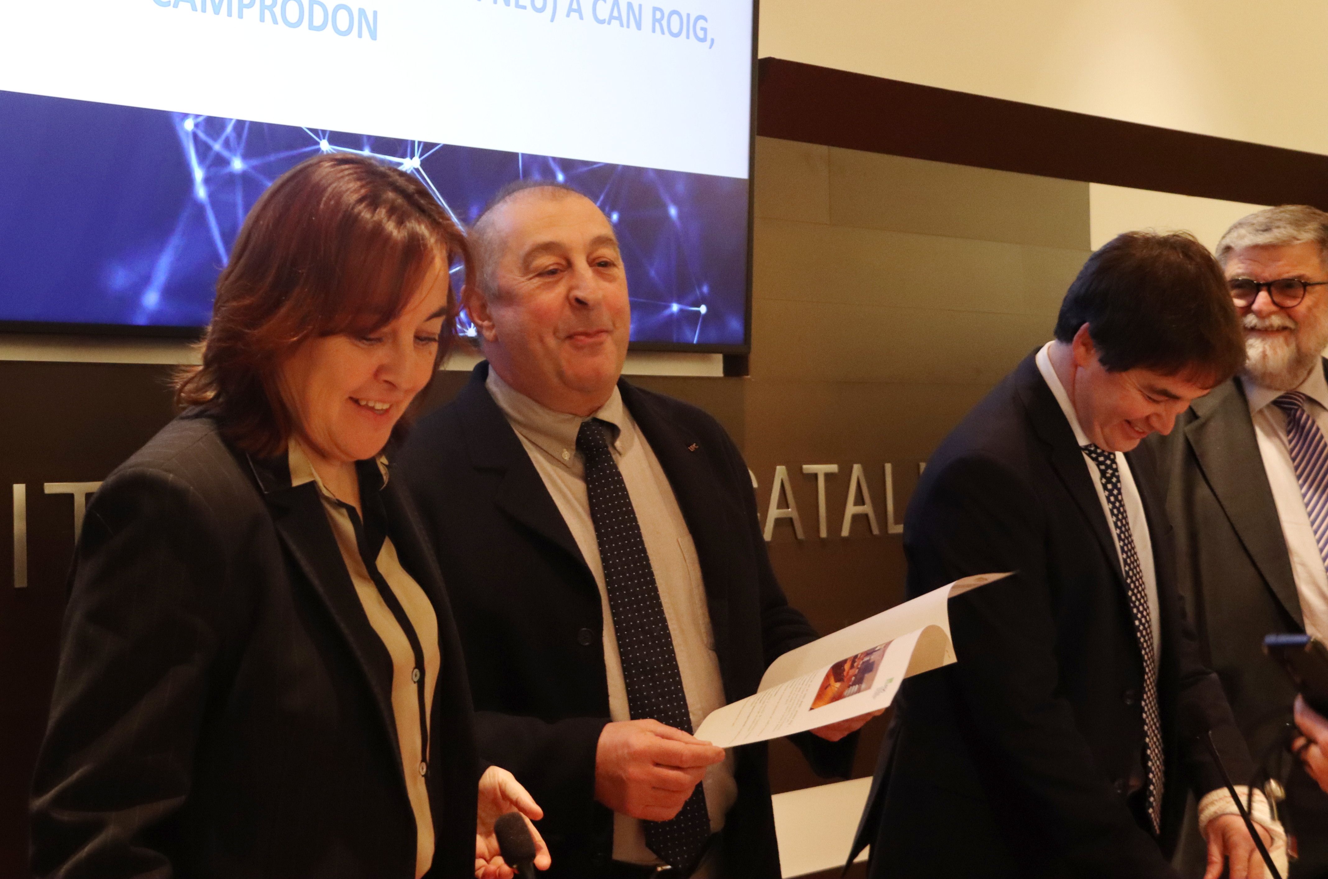 La consellera de Territori, Sílvia Paneque, i el rector de la UPC, Francesc Torres, amb l'alcalde de Camprodon, Xavier Guitart, al costat, en la presentació del Centre d’Innovació de la Muntanya i la Neu (CIM Neu)