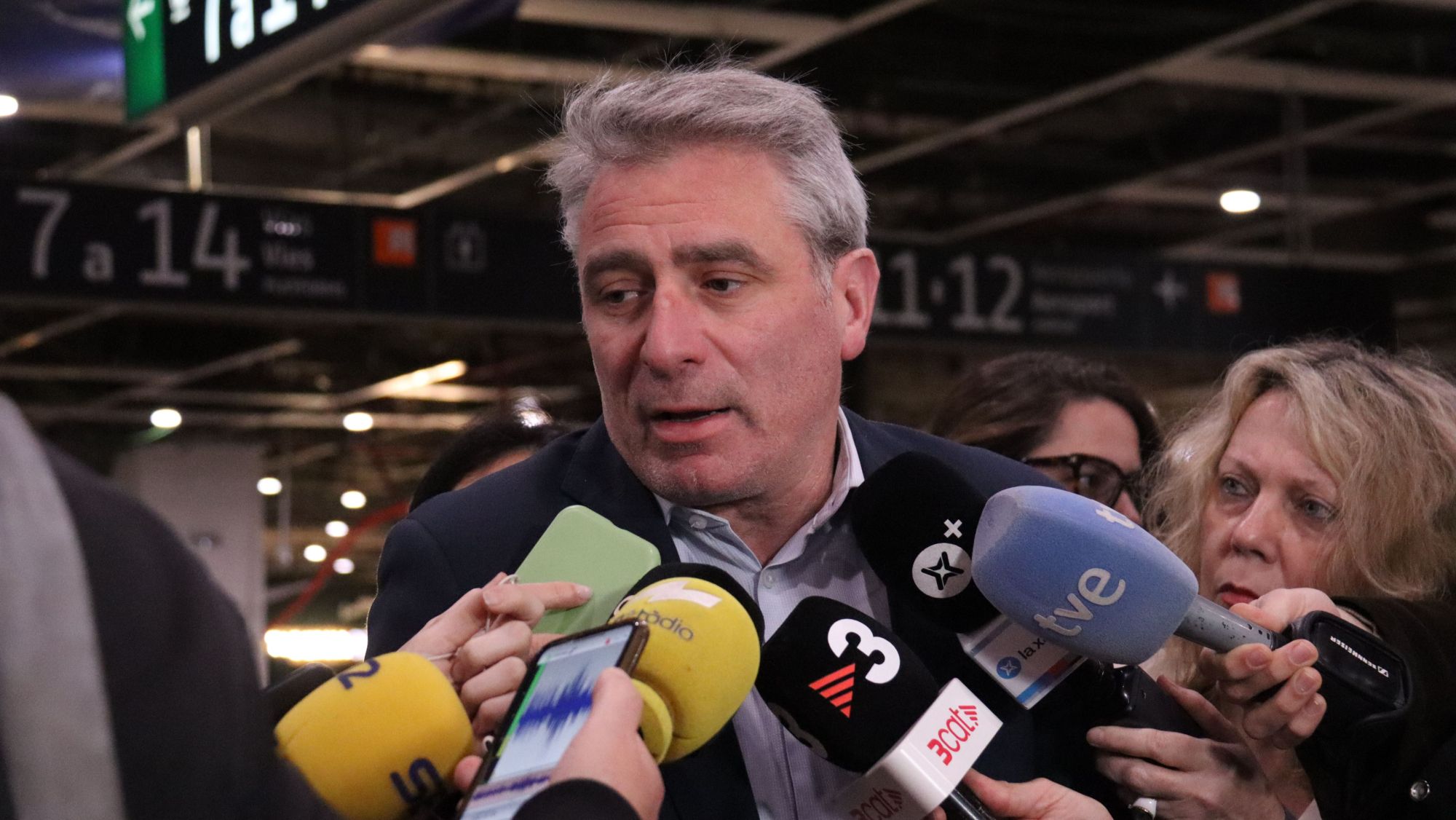 El portaveu de Renfe a Catalunya, Antonio Carmona, atén els mitjans al vestíbul de l'estació de Sants