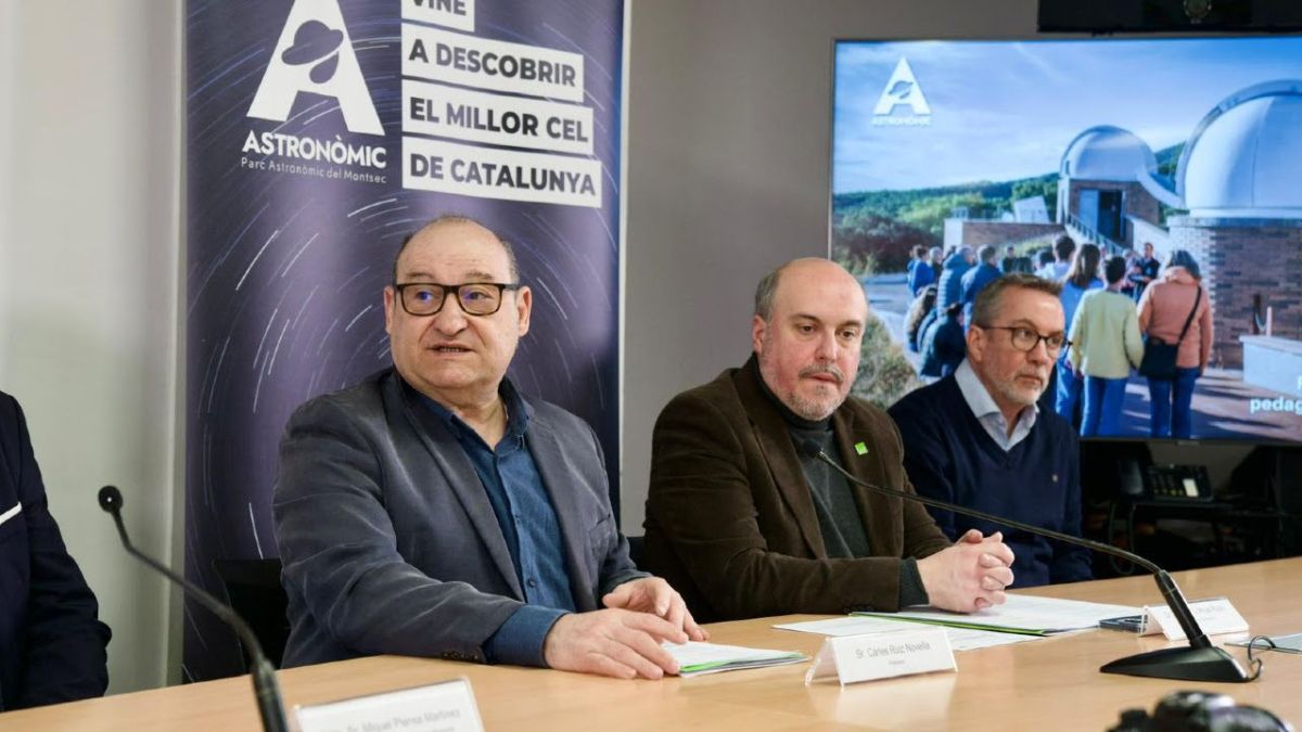 El president de Ferrocarrils, Carles Ruiz, acompanyat del gerent del PAM, durant la presentació de la nova temporada del Parc Astronòmic del Montsec