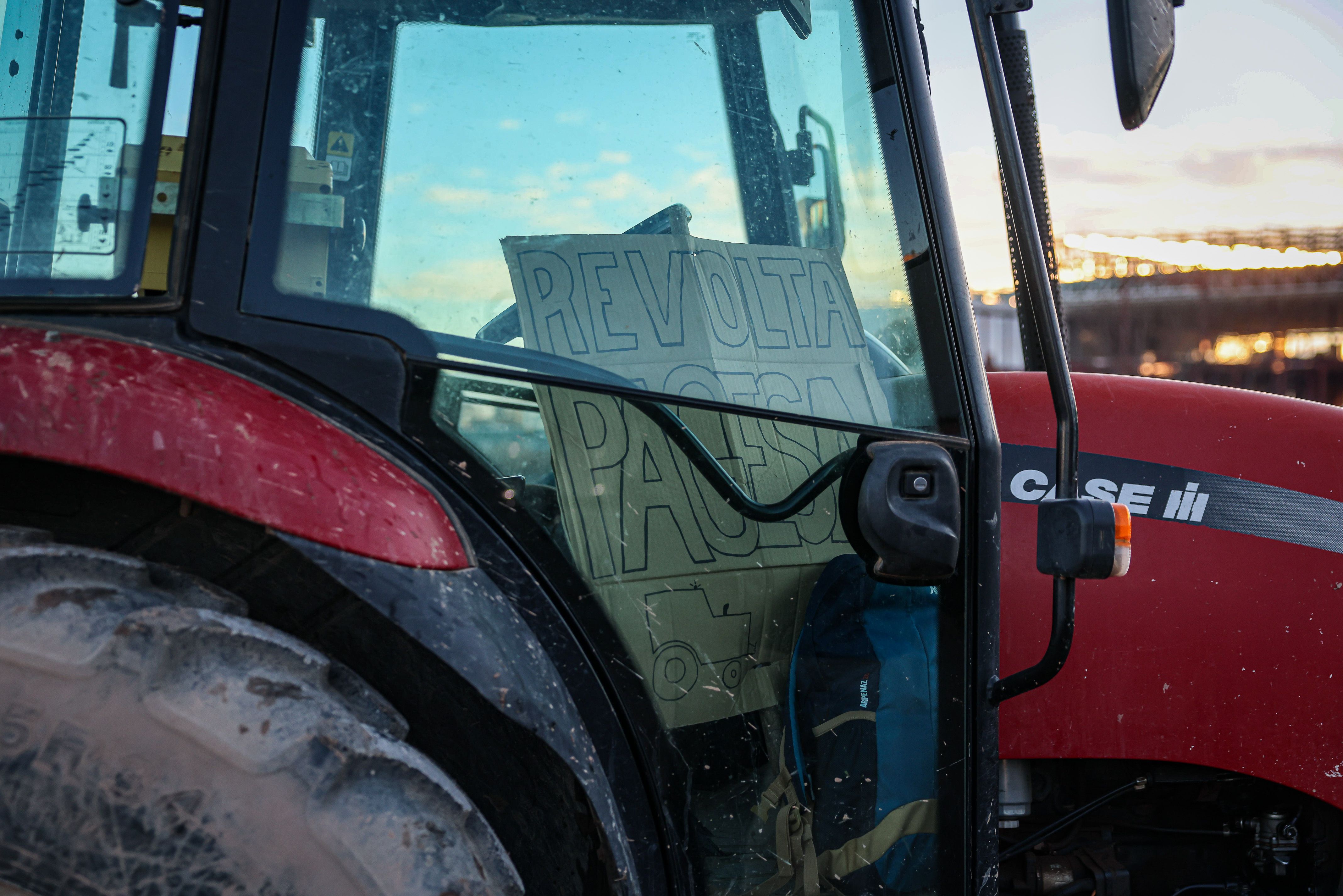 Un tractor amb el cartell de Revolta Pagesa