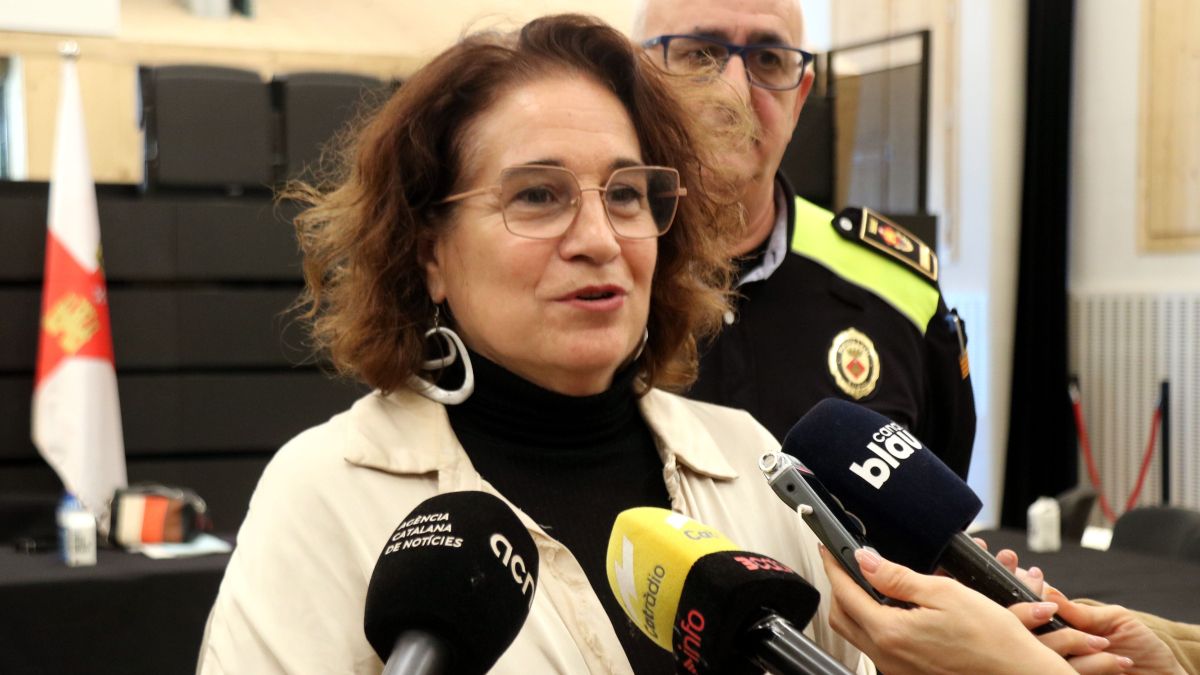 L'alcaldessa de Sitges, Aurora Carbonell, atenent els mitjans de comunicació