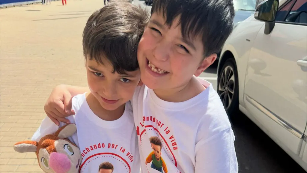 Enzo, nen amb la síndrome de Lennox Gastaut, i el seu germà Aday