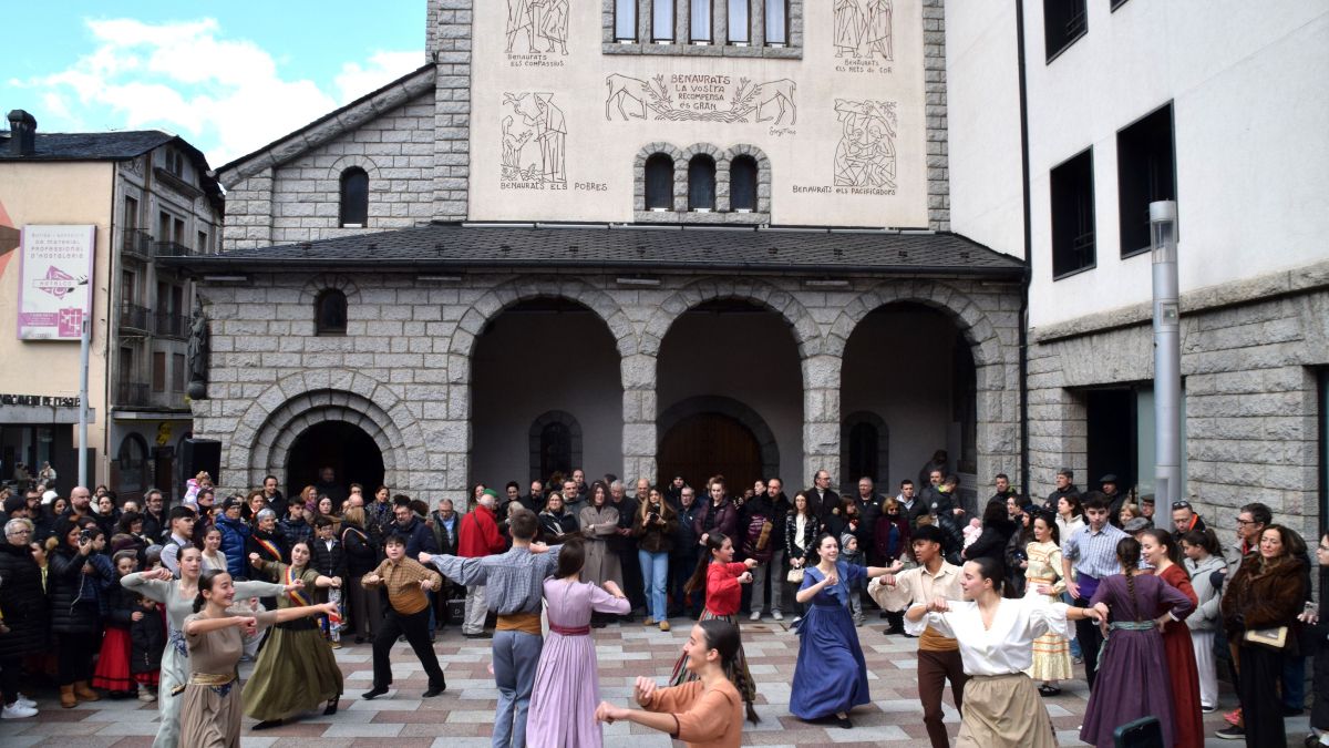 L’actuació de l’Esbart Santa Anna als Encants de Sant Antoni d'Escaldes Engordany 2026 (1)