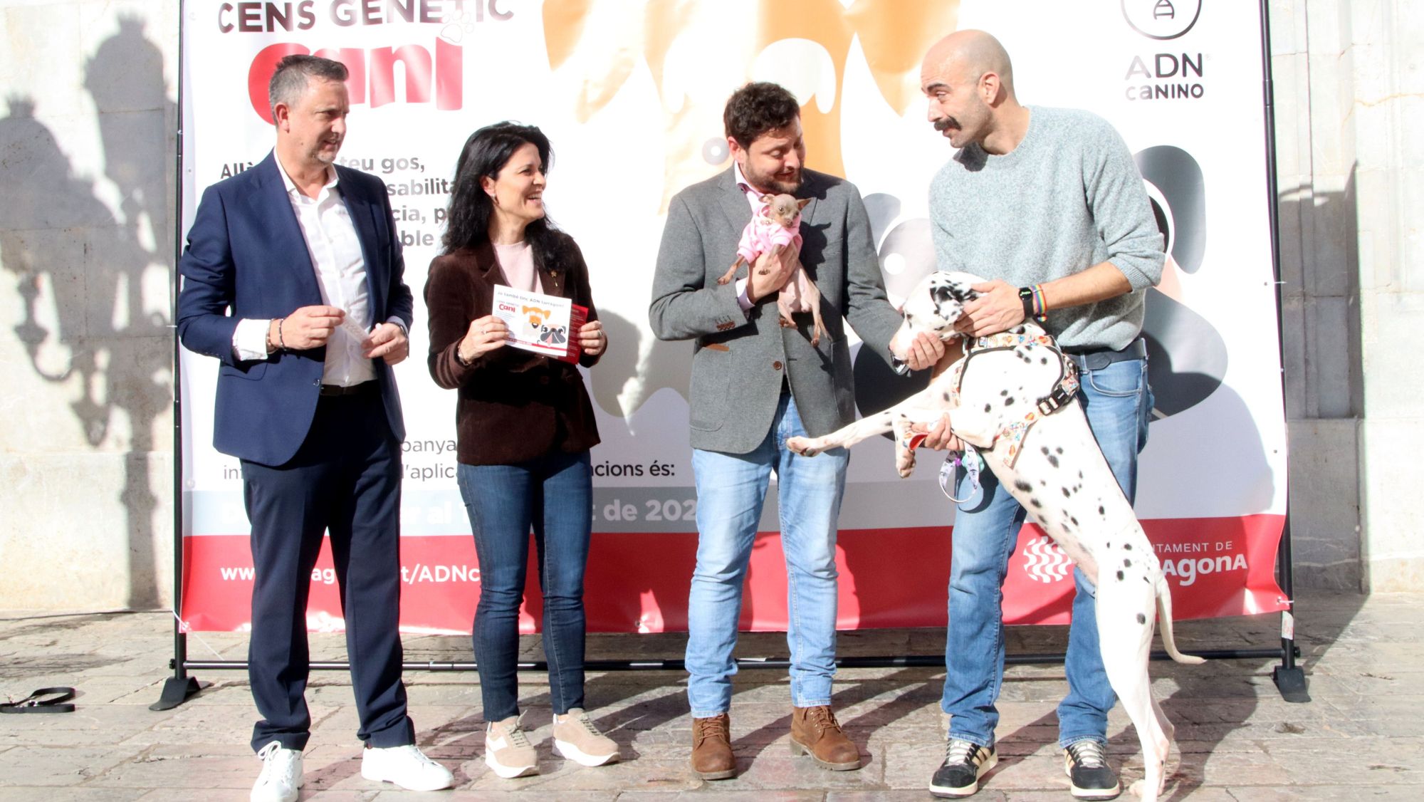 L'alcalde de Tarragona, Rubén Viñuales, sosté un gos durant la roda de premsa de presentació de la campanya per censar l'ADN dels gossos
