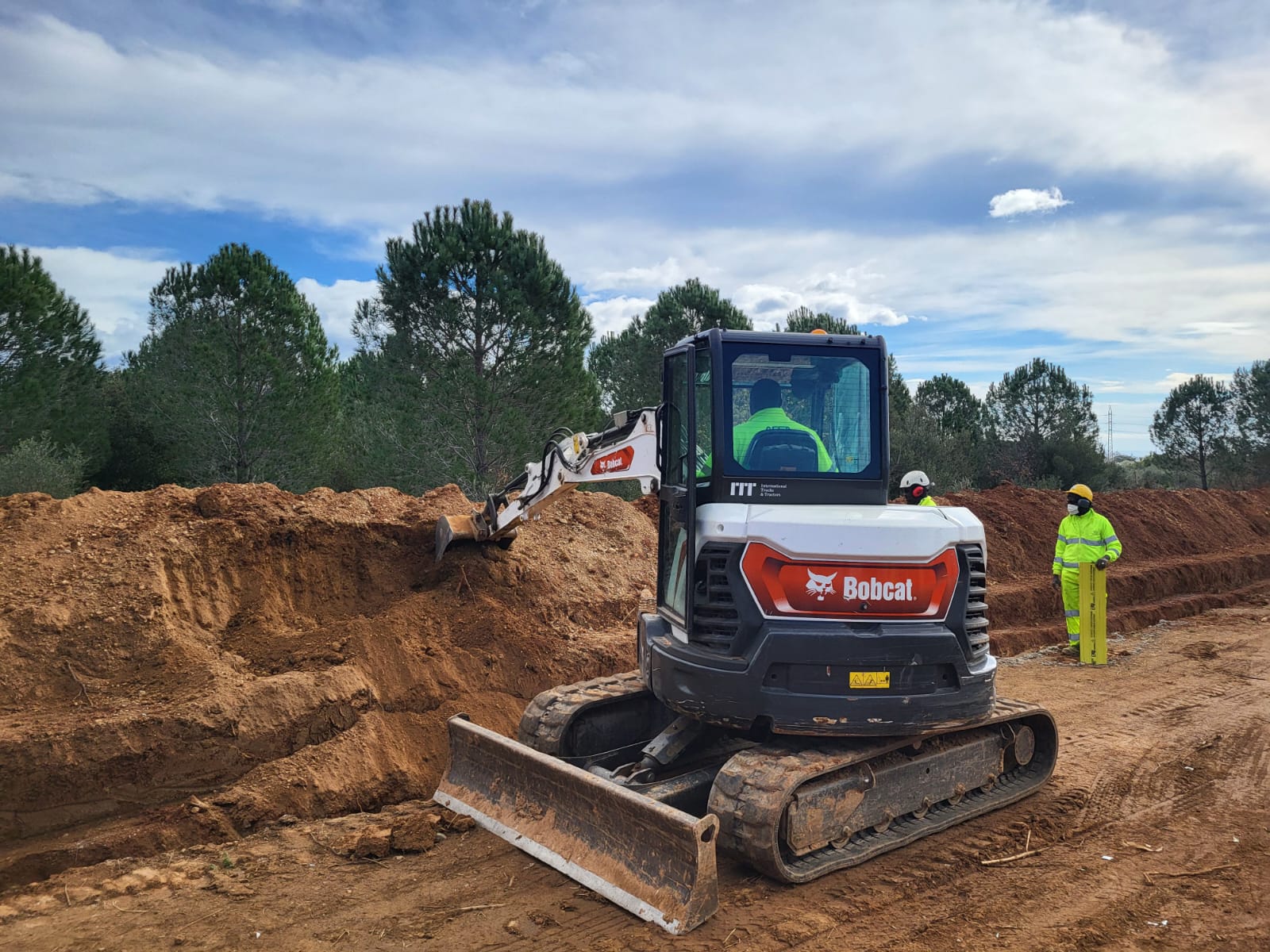 Obres a Reus i Castellvell del soterrament de les torres d'alta tensió de la urbanització del Pinar