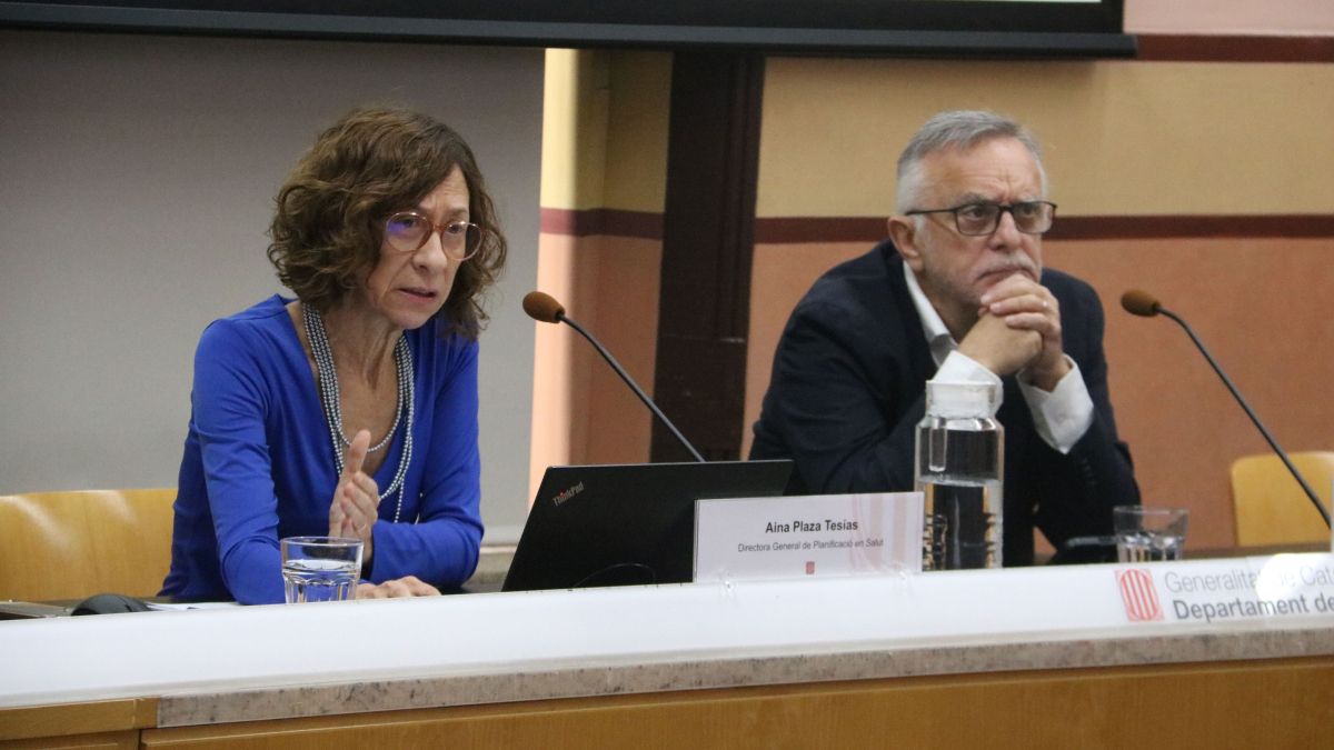 Aina Plaza, directora general de Planificació en Salut, amb el director de CAIROS, Javier del Castillo, en roda de premsa
