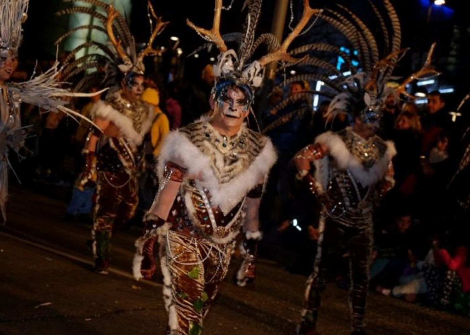 Imatge generada per IA d'una rua de Carnaval amb molt de vent