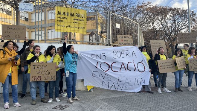 Docents de l'Escola de Pràctiques amb les pancartes