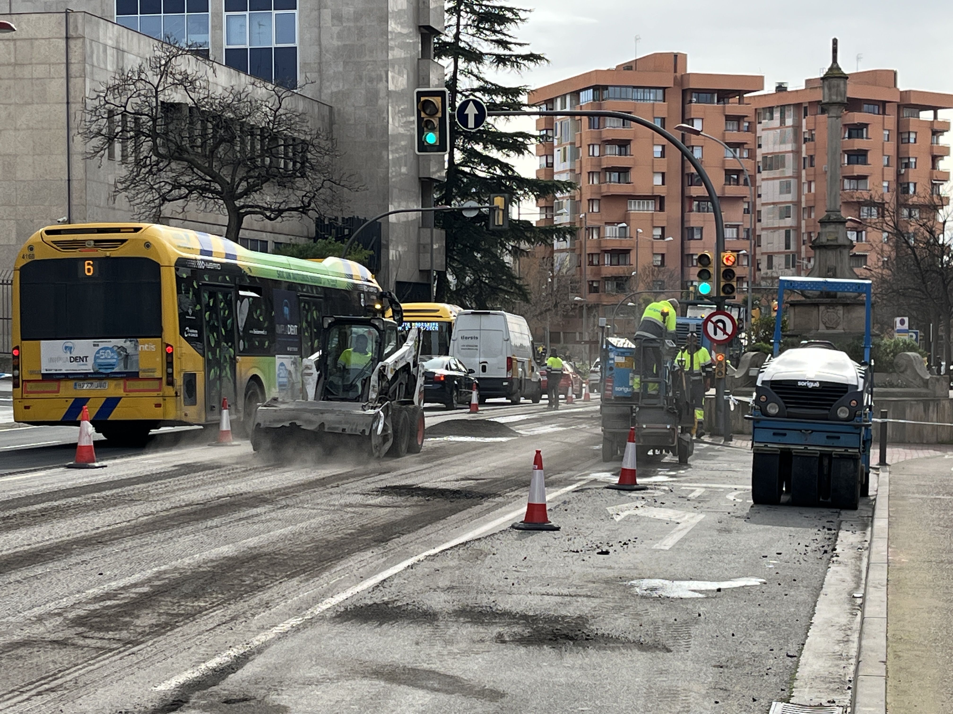Operaris treballant a l’avinguda de Balmes de Lleida, ahir 11 de febrer, abans de la manifestació.