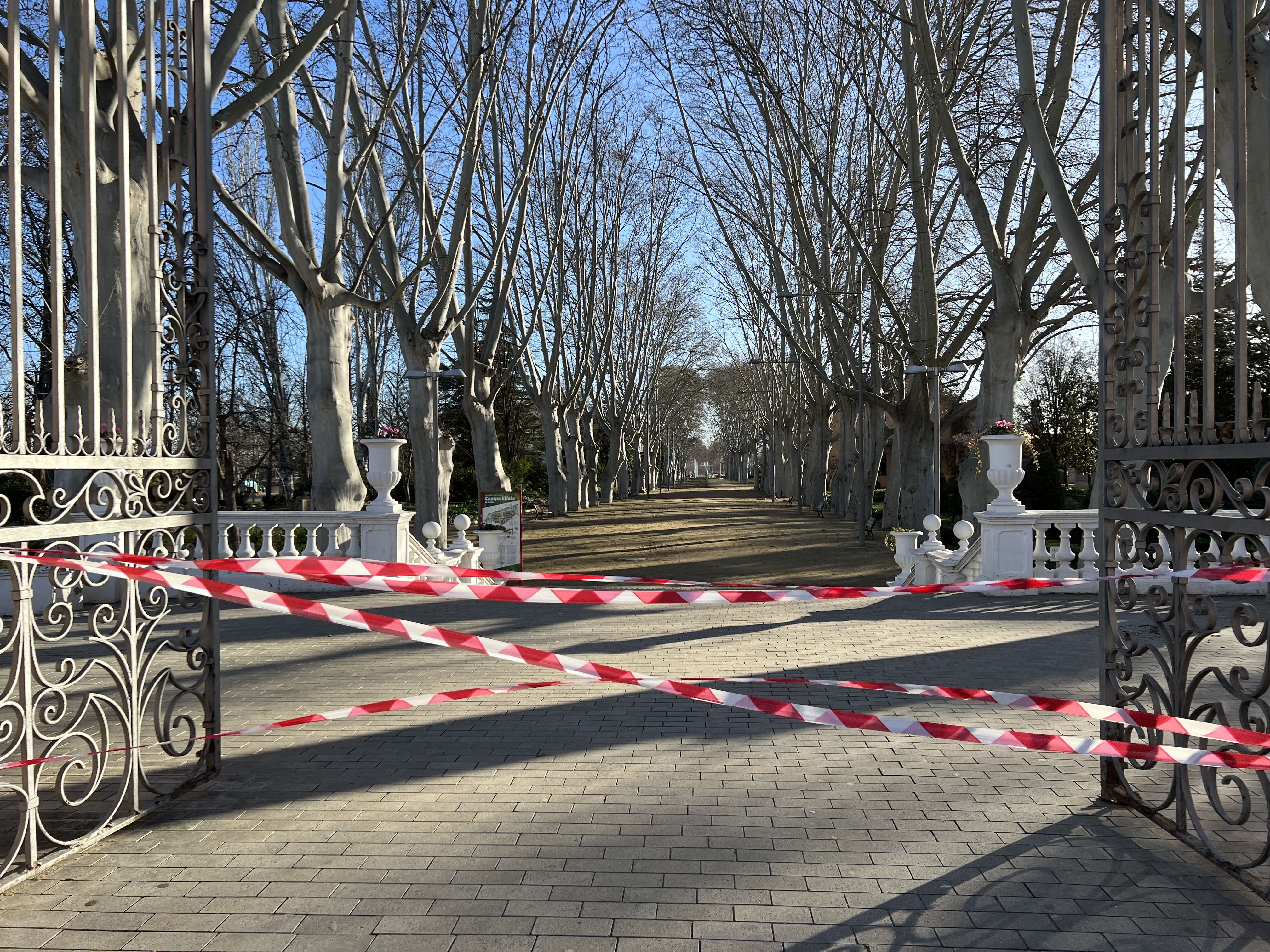 Precinte a l'accés principal al parc dels Camps Elisis de Lleida.