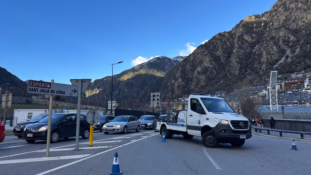 Retencions de vehicles a l'avinguda Salou d'Andorra la Vella