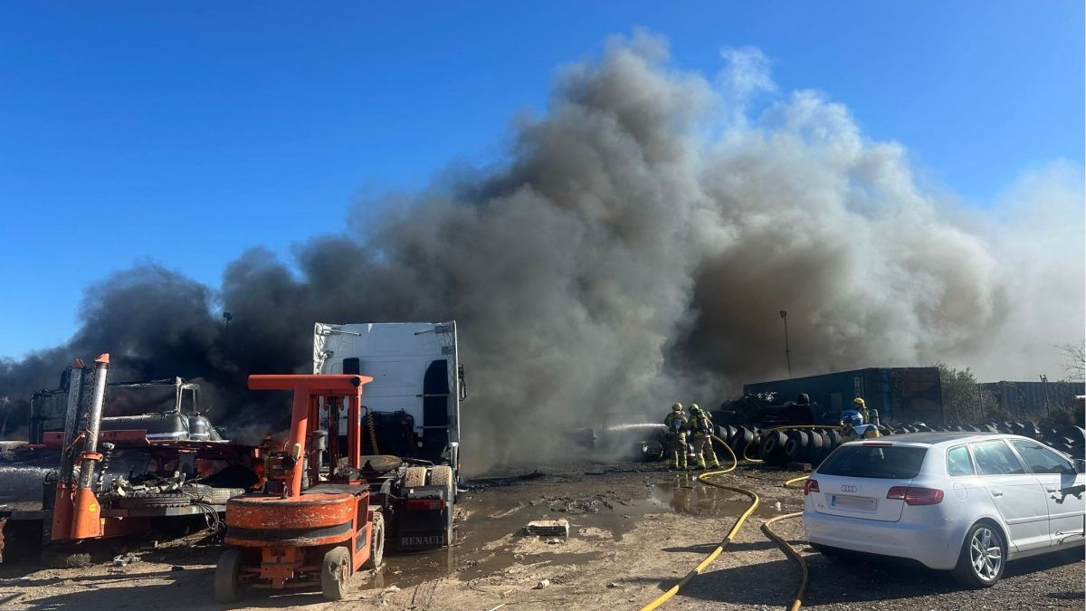 Incendi de diversos tràilers i vehicles a Reus 1