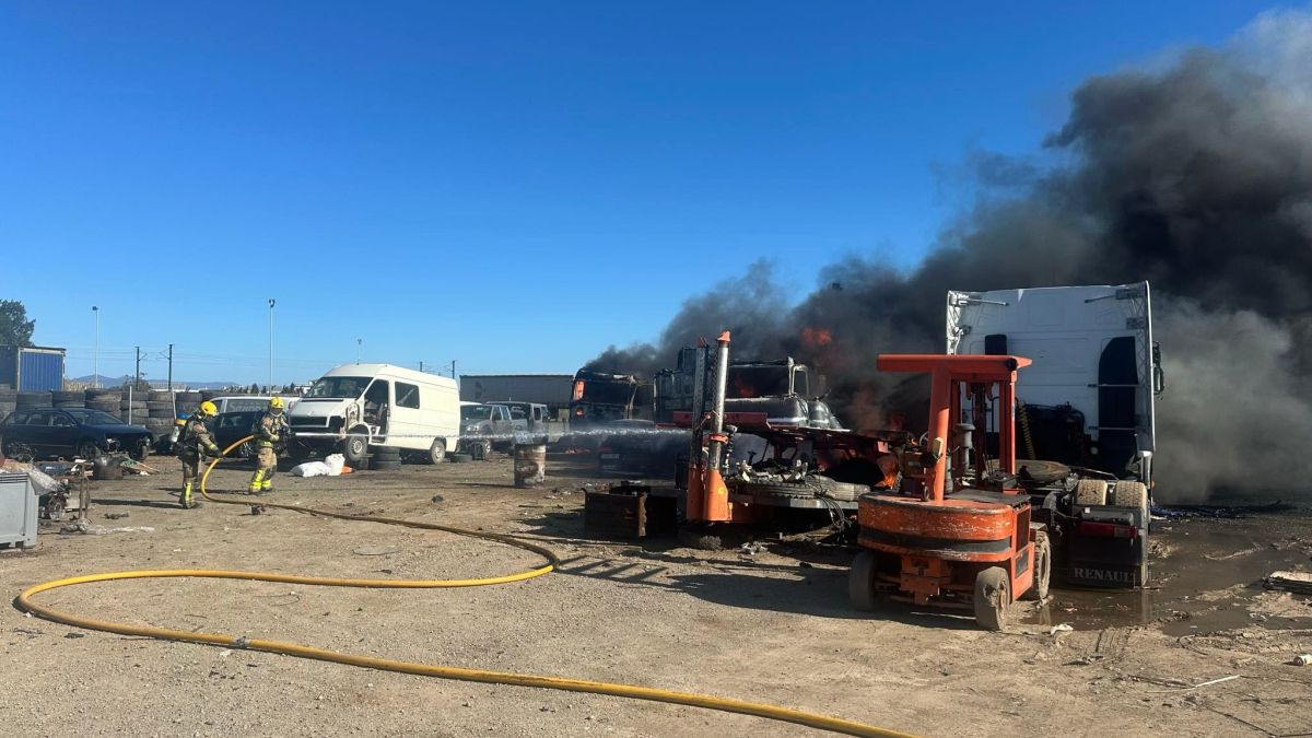 Incendi de diversos tràilers i vehicles a Reus 2
