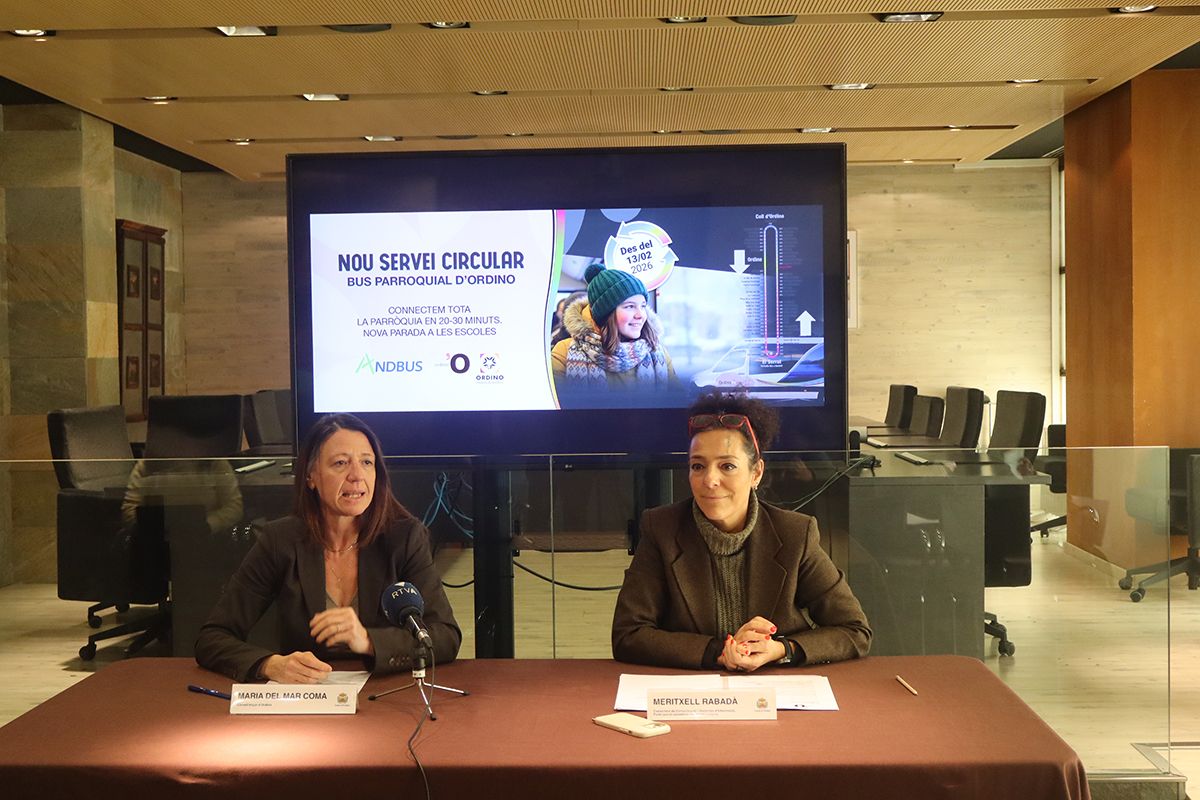 La cònsol major d'Ordino, Maria del Mar Coma, i la consellera Meritxell Rabadà, explicant les novetats del transport públic parroquial | FOTO: M.R. (ANA)