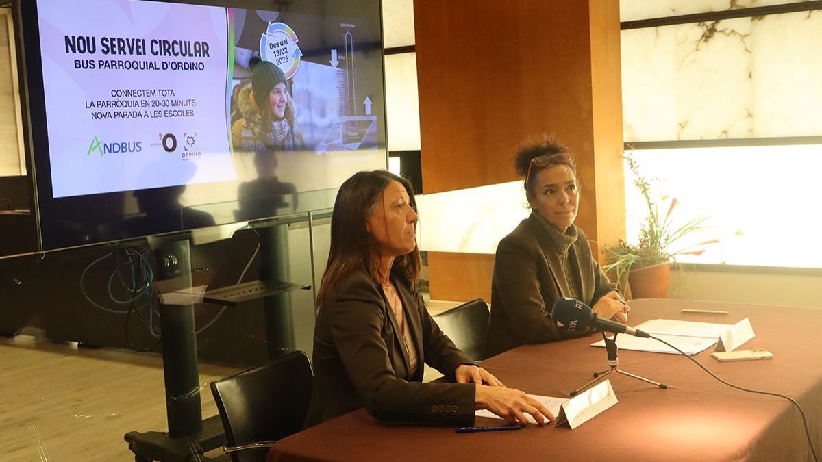 La cònsol major d'Ordino, Maria del Mar Coma, i la consellera Meritxell Rabadà, explicant les novetats del transport públic parroquial 1
