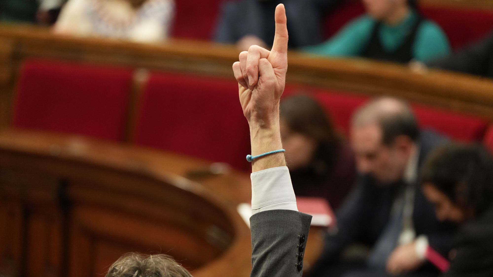 Una votació durant el ple del Parlament