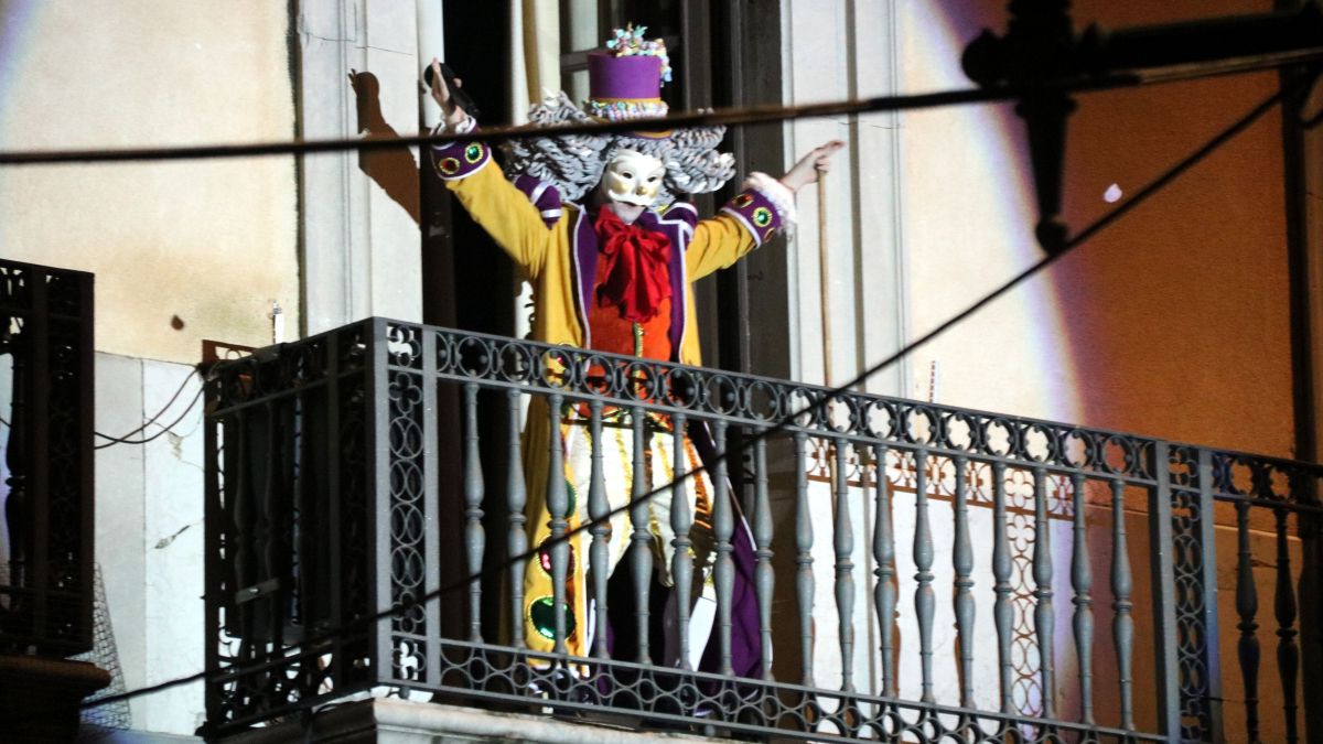 Aparició del rei Carnestoltes en un balcó de l'ajuntament de Vilanova