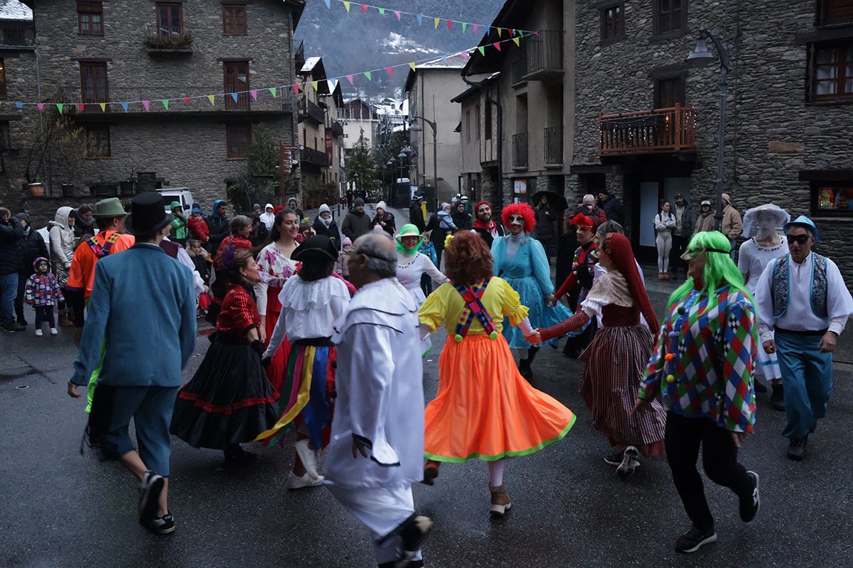 L'esbart durant la penjada del Carnestoltes d'Ordino | FOTO: M.R. (ANA)