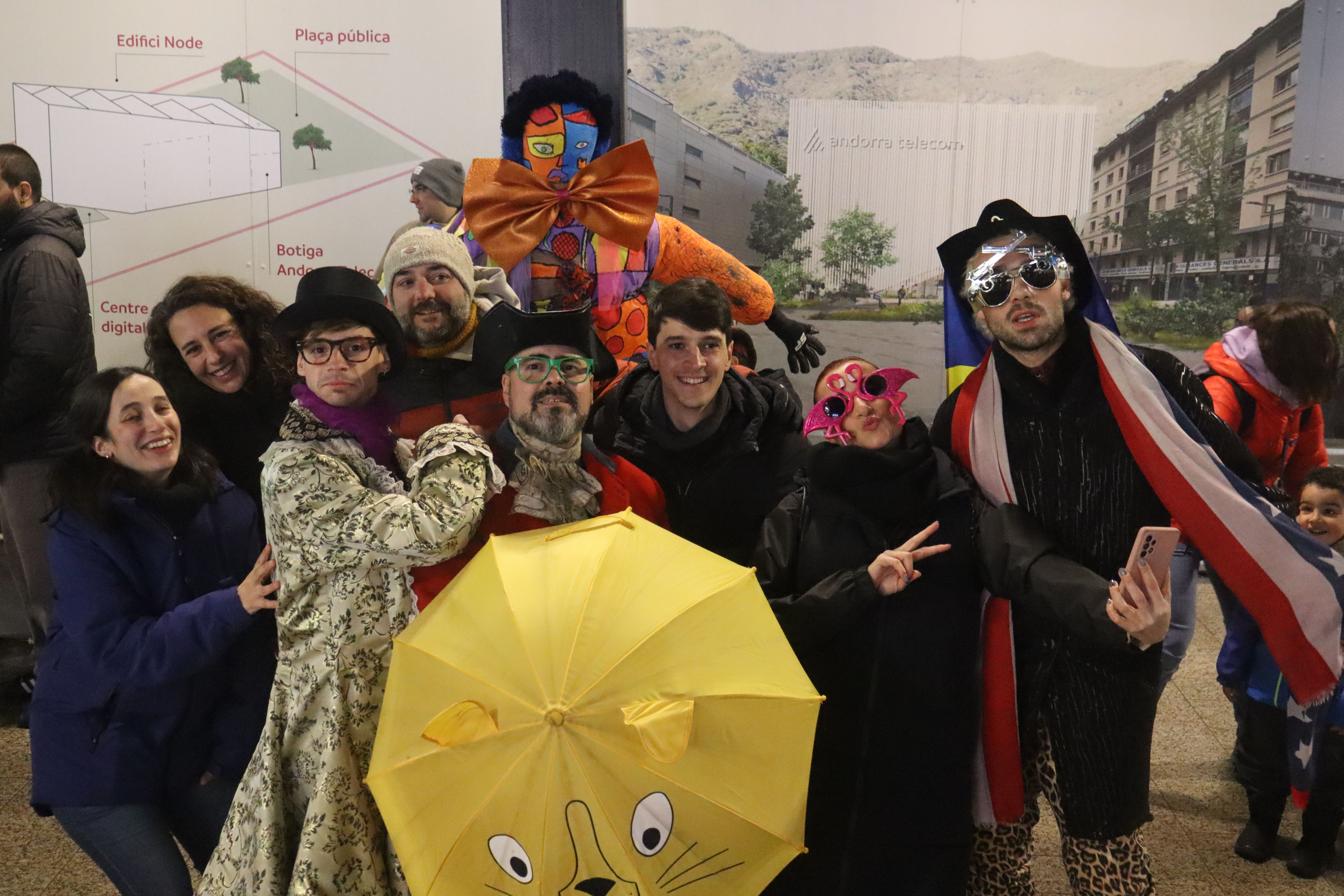 Els membres del grup d'animació Xtravaganxa amb la cònsol menor d'Andorra la Vella, Olalla Losada; el conseller Marc Torrent i la consellera Maria Nazzaro | FOTO: I.M. (ANA)