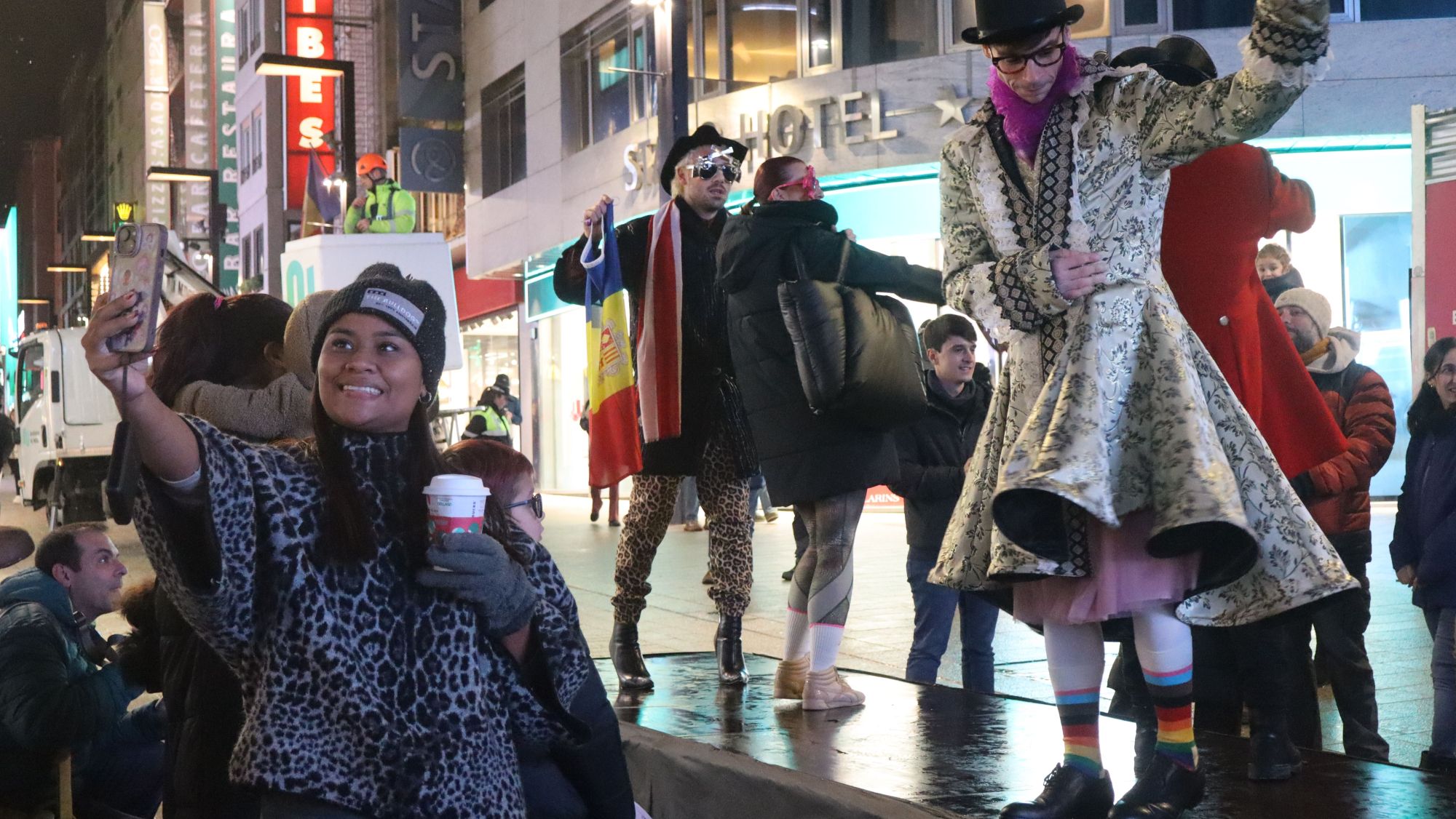 Una turista fent se un selfie durant el pregó del Carnestoltes a Andorra la Vella