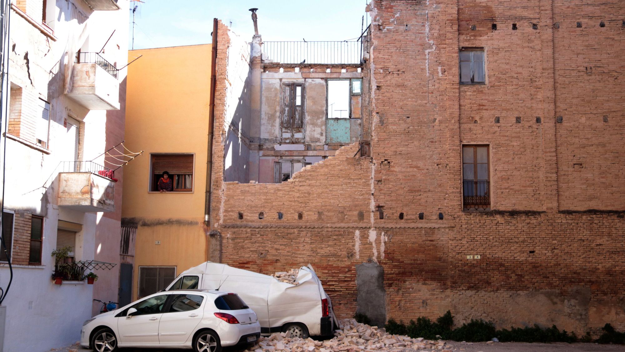 Una veïna de la Plaça Antonio Casanova de Tortosa observa els desperfectes ocasionats per l'episodi de vent a la ciutat