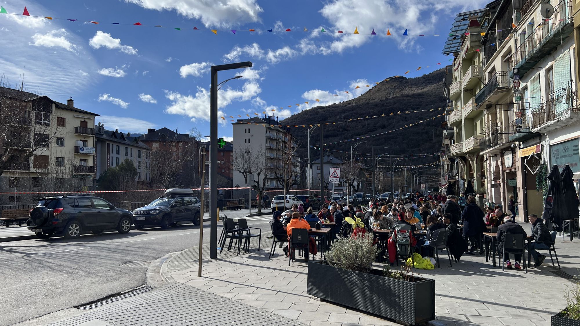 Terrasses de bars plenes a Sort en un dia en què s'ha enviat un alerta per risc de ventades