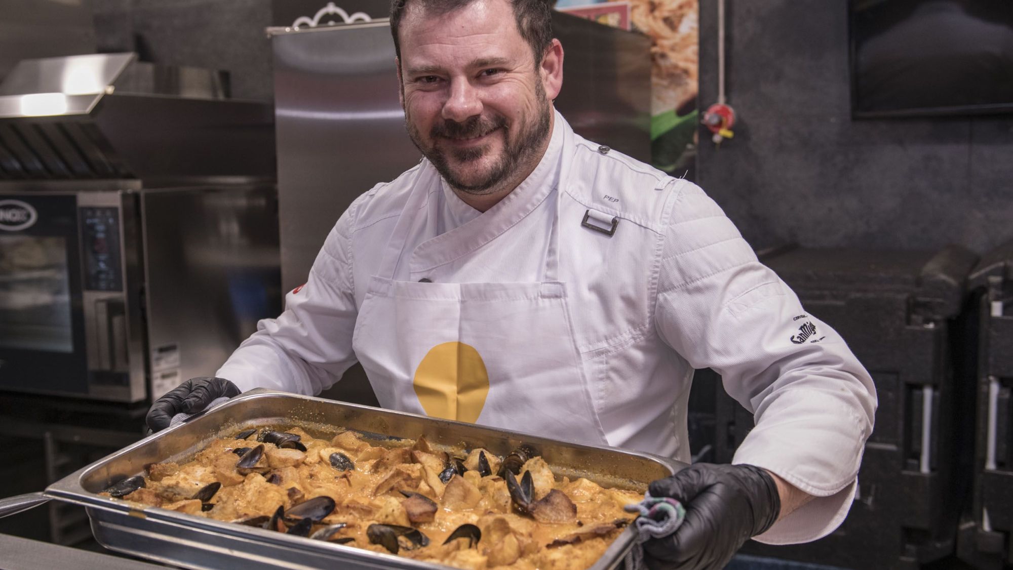 El cuiner Josep Moreno, de Deliranto Salou, en un tastet de romesquet de peix al Mercat de Tarragona pels Sols Repsol