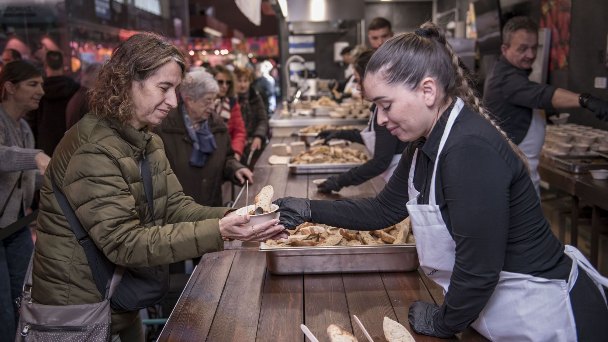 Tarragona encén la prèvia dels Sols Repsol 2026 amb 600 racions de romesquet de peix al Mercat Central 2