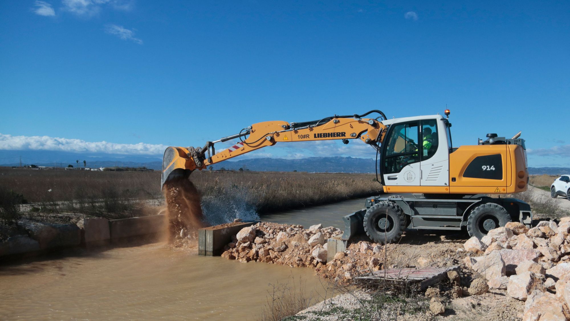 La comunitat de Regants de l'Esquerra de l'Ebre treballa per evitar que l'aigua de mar inundi més camps on es conrea l'arròs