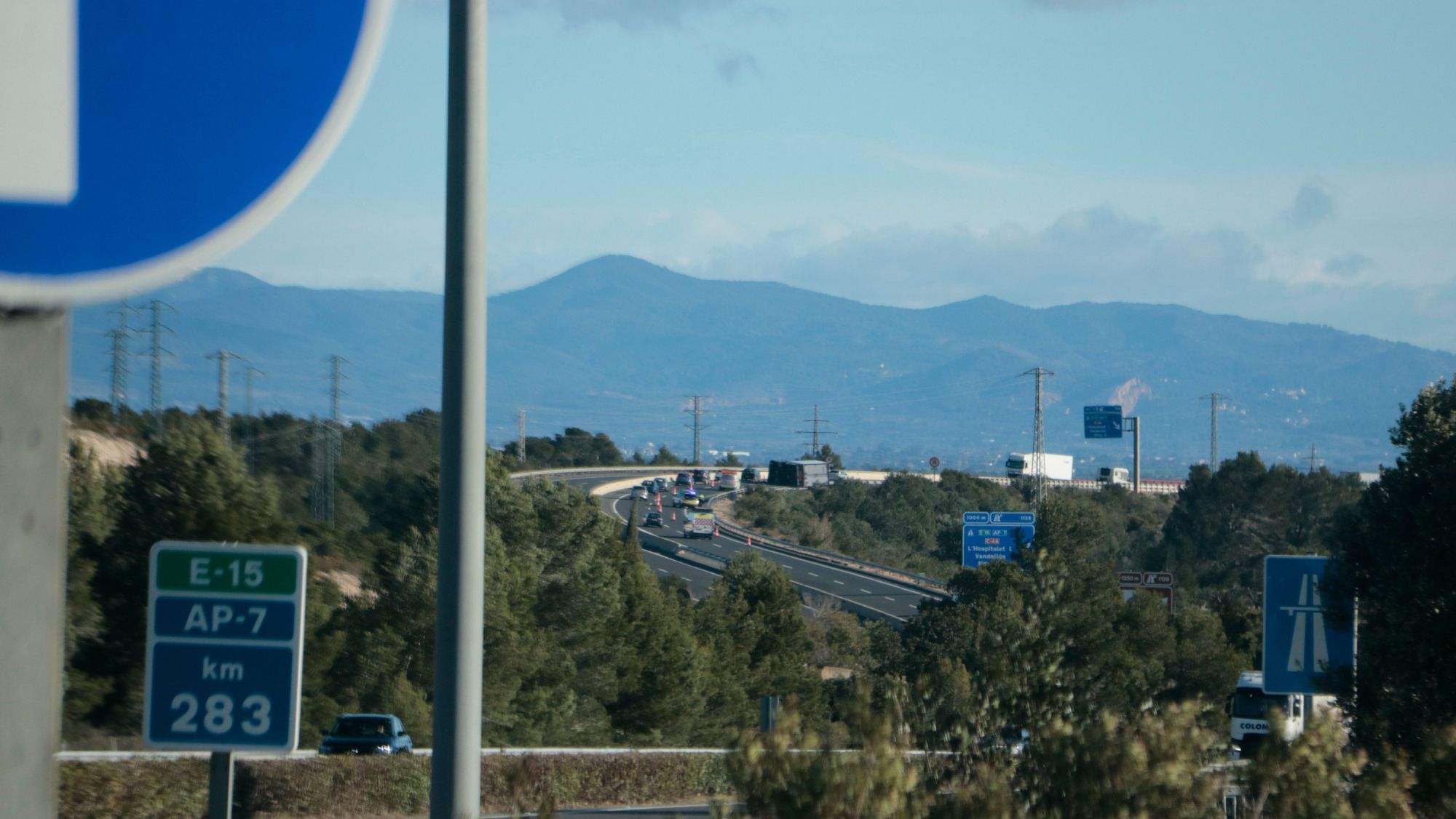 Un camió ha bolcat a l'AP 7 a l'Hospitalet de l'Infant a causa de l'episodi de forts vents