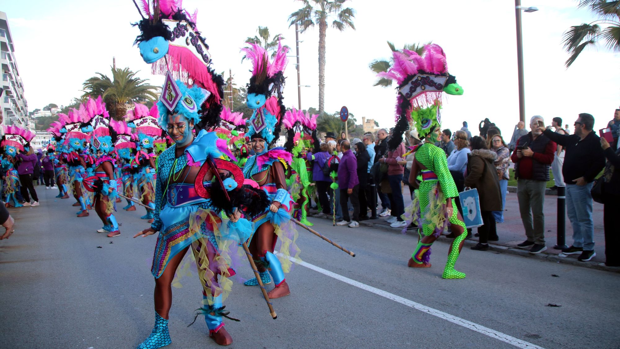 Pla general d'una comparsa desfilant al carnaval de Lloret de Mar