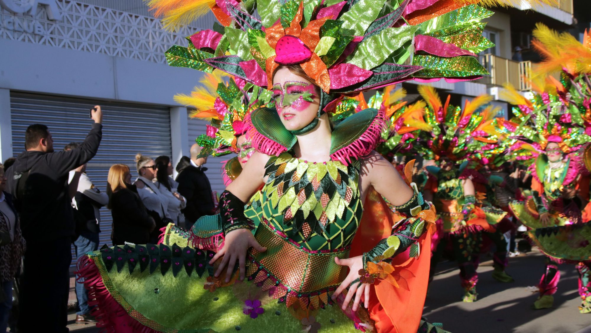 Primer pla d'una noia ballant al carnaval de Lloret