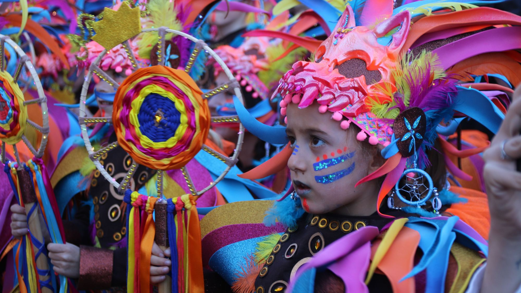 Primer pla d'una nena al carnaval de Lloret