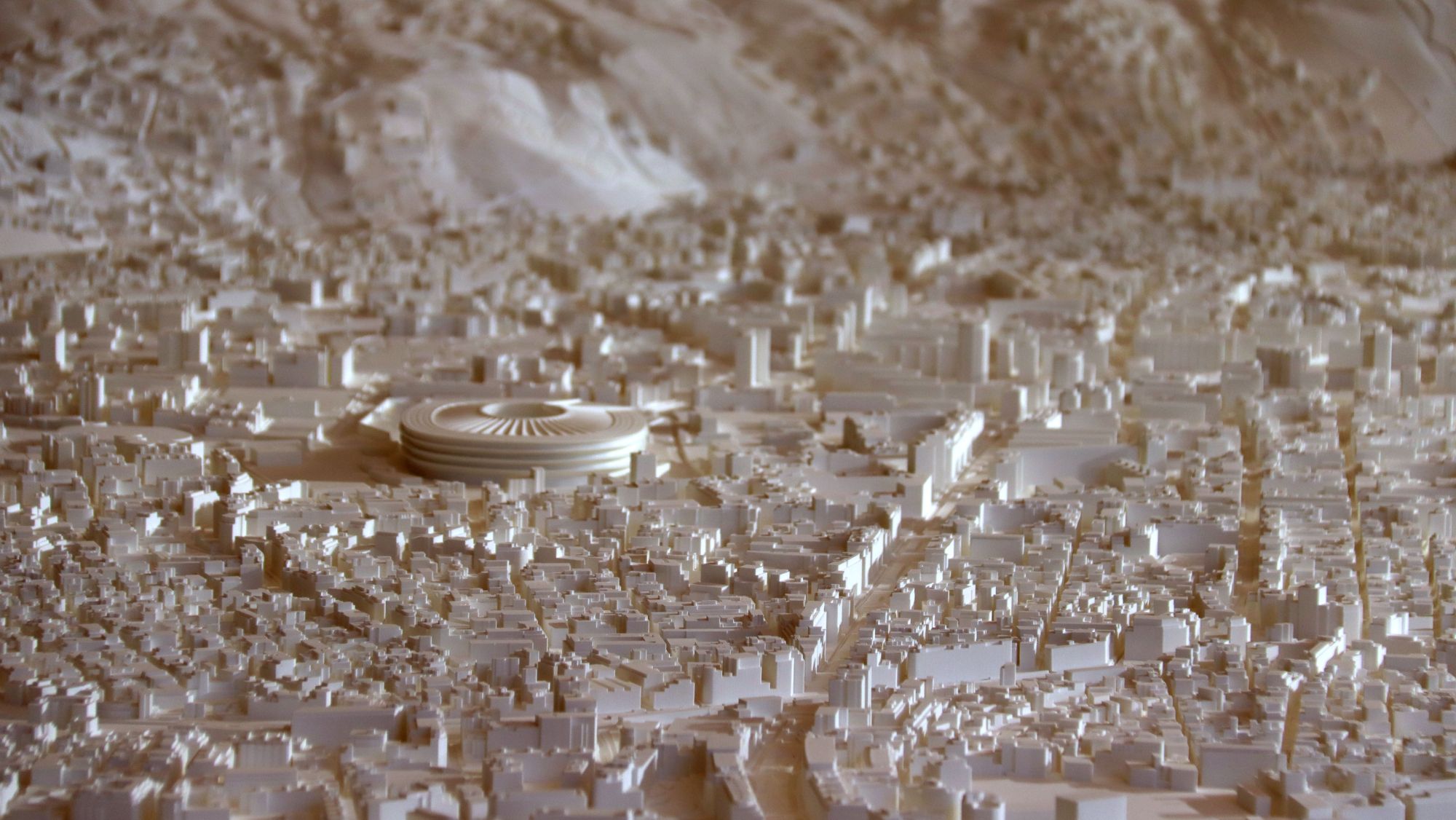 El futur Spotify Camp Nou, l'estadi del FC Barcelona, al districte de les Corts en la maqueta exposada a l'antiga seu de l'Editorial Gustavo Gili