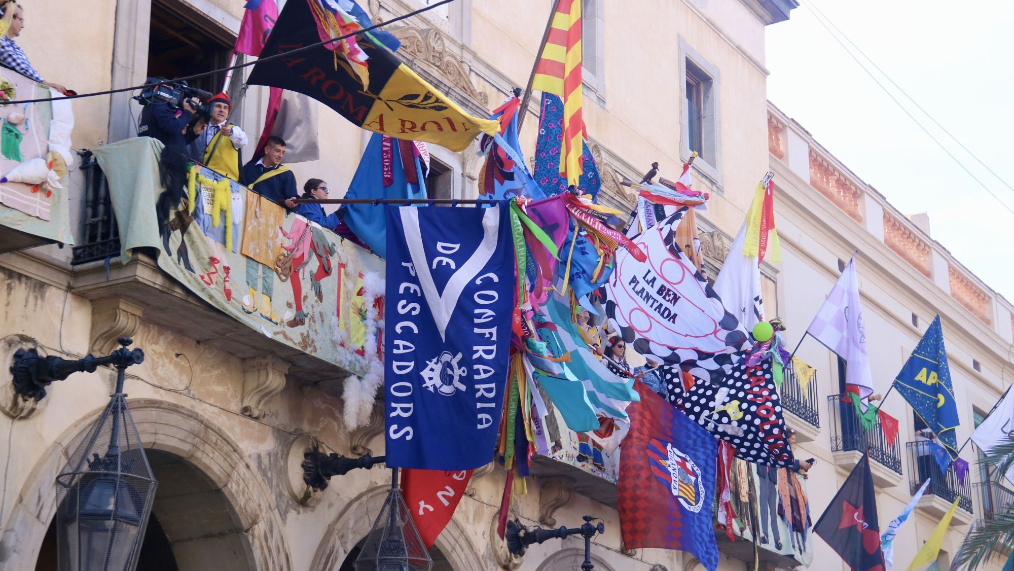 Banderes al balcó de l'Ajuntament durant el Diumenge de Comparses a Vilanova i la Geltrú.