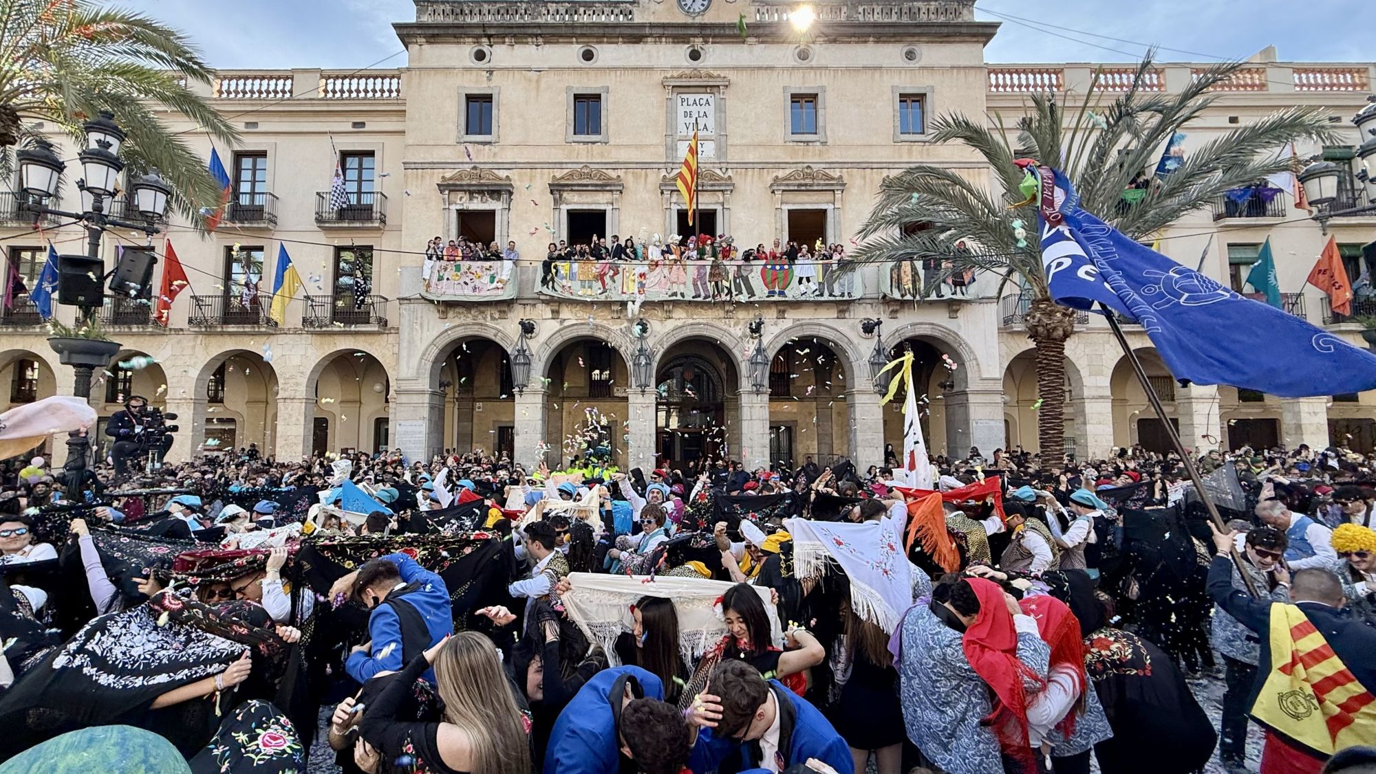 Llançament de caramels davant l'Ajuntament de Vilanova i la Geltrú en el Diumenge de Comparses.