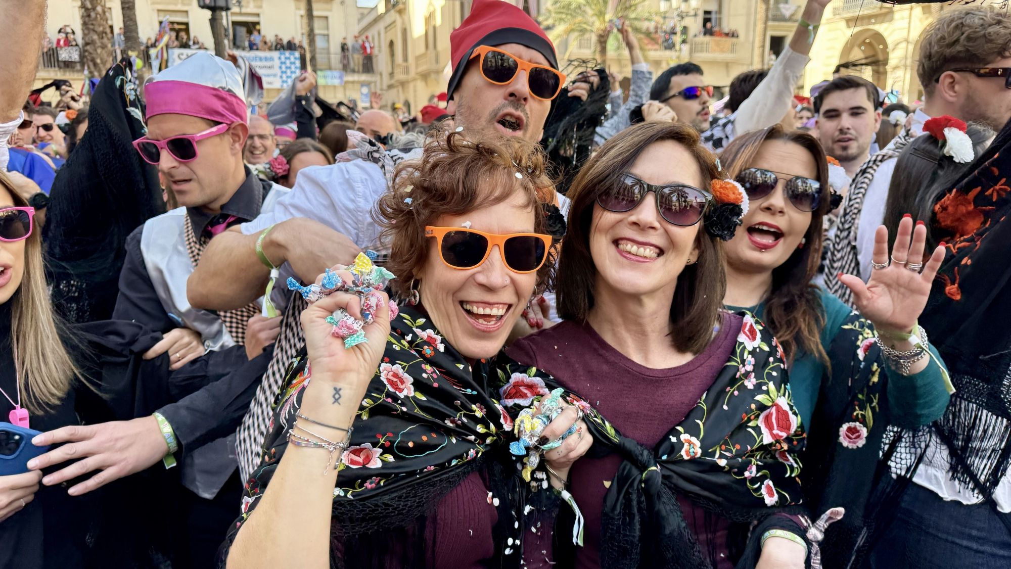 Membres d'una Comparsa a la plaça de la Vila de Vilanova i la Geltrú durant el Diumenge de Comparses.